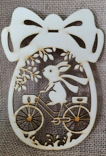 🚲 Дървена великденска декорация "Зайче на колело с панделка" – 15x10 см