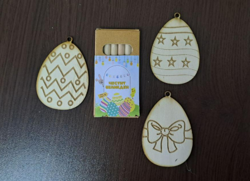 🎨 Комплект за оцветяване – 3 дървени яйца + цветни моливи